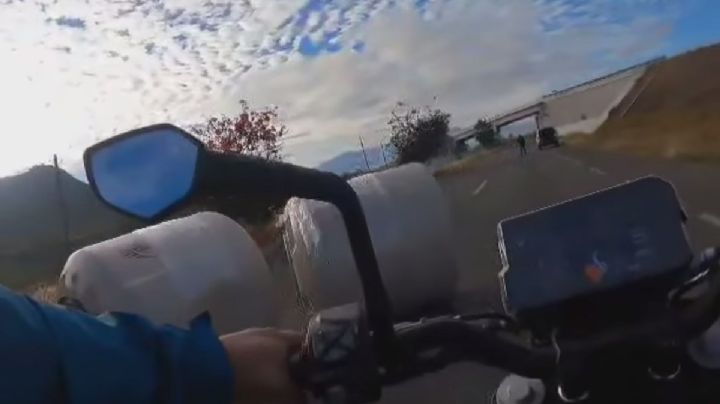 Tinacos "salvajes" casi atropellan a motociclista en OAXACA | VIDEO