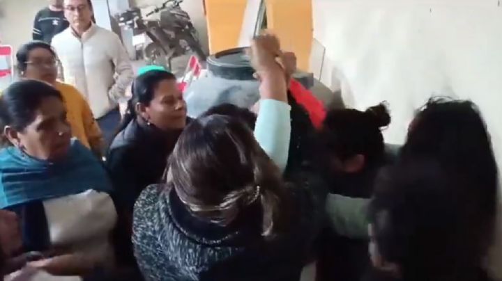 VIDEO | Protesta en contra de edil morenista de Juquila y recibe un picahielazo en el rostro