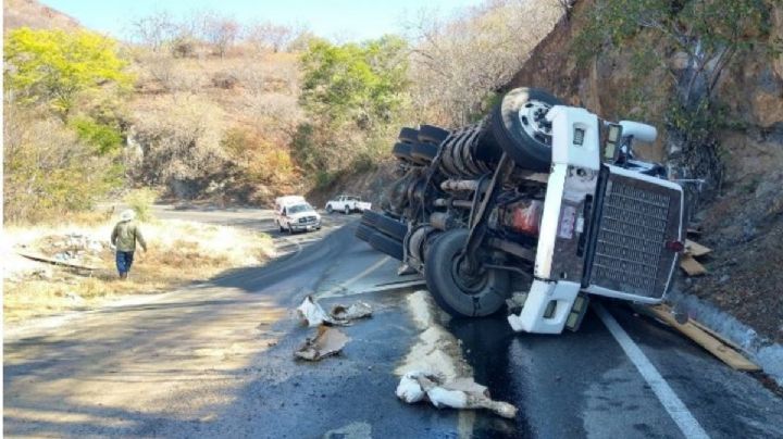 FOTOS | Mueren tres personas aplastadas por un tráiler en el Istmo