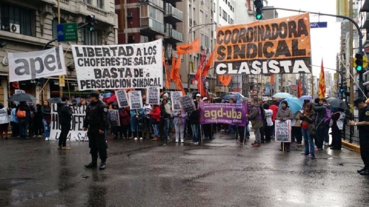 VIDEOS | Gobierno echará a la calle a 7 mil empleados en enero y se desatan las protestas