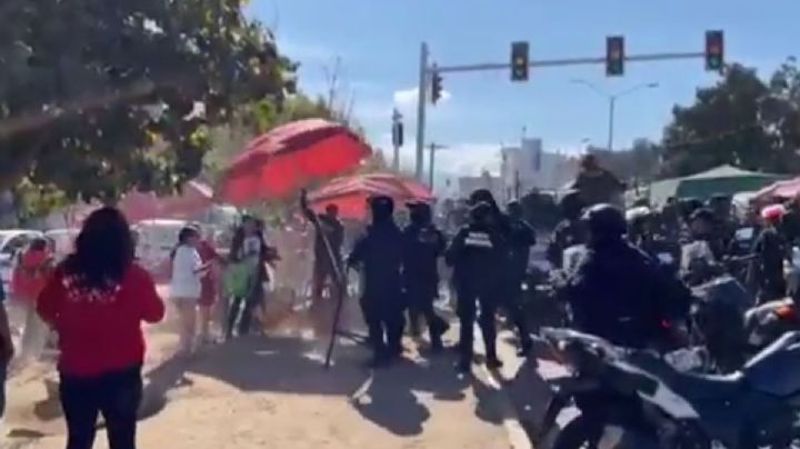 VIDEO | Bloquean comerciantes la Central de Abastos tras pelea con policías