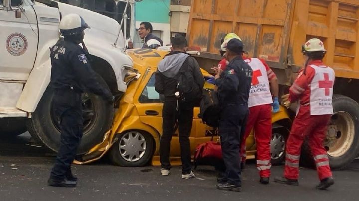 Pipa se queda sin frenos y embiste a taxi en Oaxaca