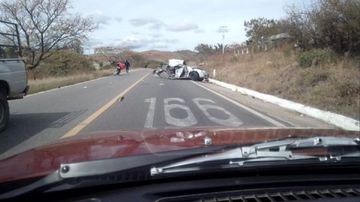 VIDEO | Violento choque parte en dos un auto particular y deja a la conductora sin vida