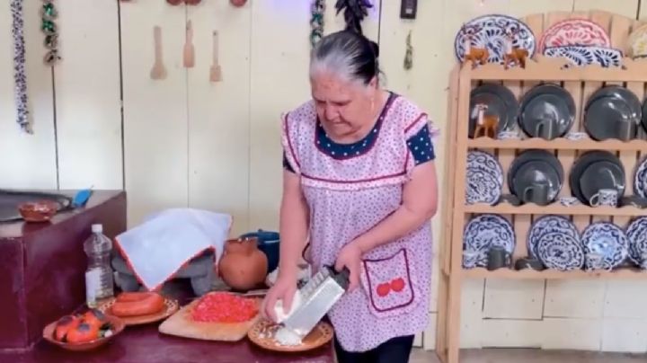 ¡Sacrilegio! Abuelita se vuelve viral por rallar el queso Oaxaca en un VIDEO de cocina