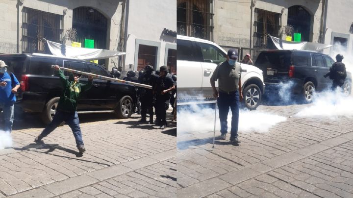 Policías desalojan a manifestantes en el centro de Oaxaca