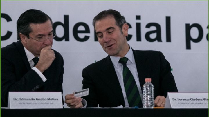 Tribunal electoral da revés a AMLO y restituye a funcionario del INE