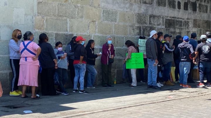 VIDEO | Vendedoras se encadenan a sus puestos para evitar desalojo en el centro de Oaxaca