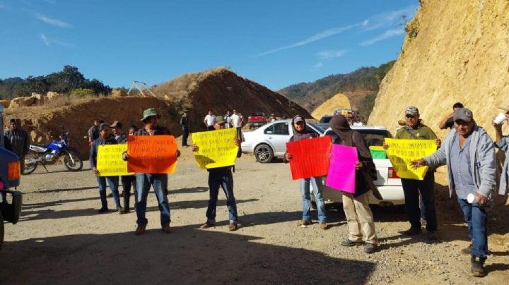 Tras anuncio de AMLO retrasan obras de la carretera Oaxaca-Costa por protestas contra edil  priísta