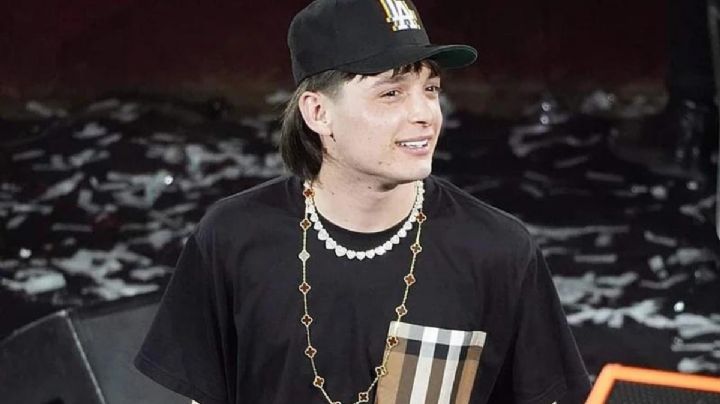 Peso pluma: 5 prendas indispensables para copiar el look belicoso del cantante