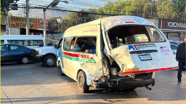 VIDEO | Combi se pasa un alto y es arrollada por tráiler en el Edomex