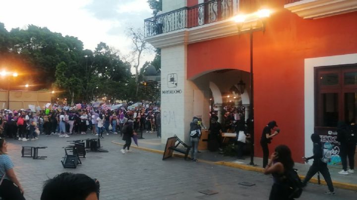 VIDEO | Mujeres saquean Chocolates Mayordomo durante marcha 8M en Oaxaca y reparten mercancía