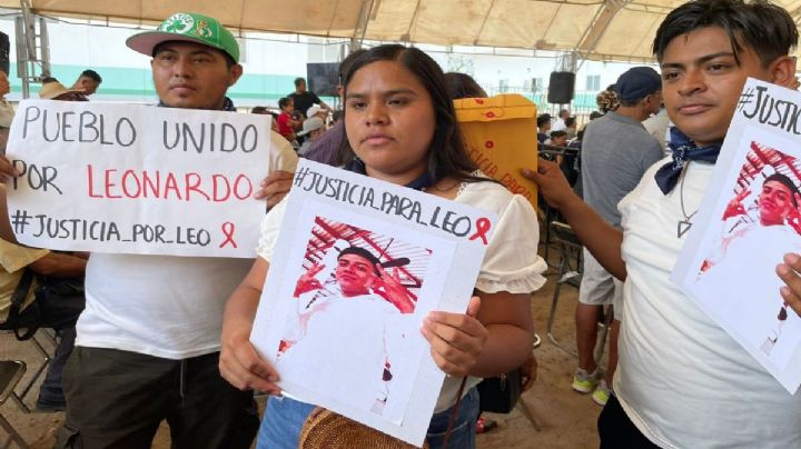 Durante evento de AMLO exigen justicia por Leo, estudiante asesinado en Oaxaca