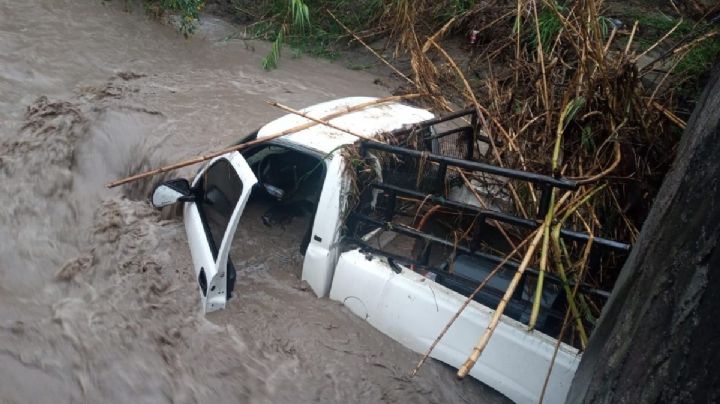 OAXACA | Tragedia en el Río Salado: La corriente arrastra camioneta en la que viajaban seis personas