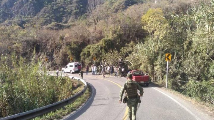 OAXACA | Una oficial muerta y 20 heridos por volcadura de camión de la Guardia Nacional en Juquila