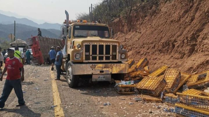 Oaxaca: Vuelca camión de empresa PATSA y se desata rapiña de pollos