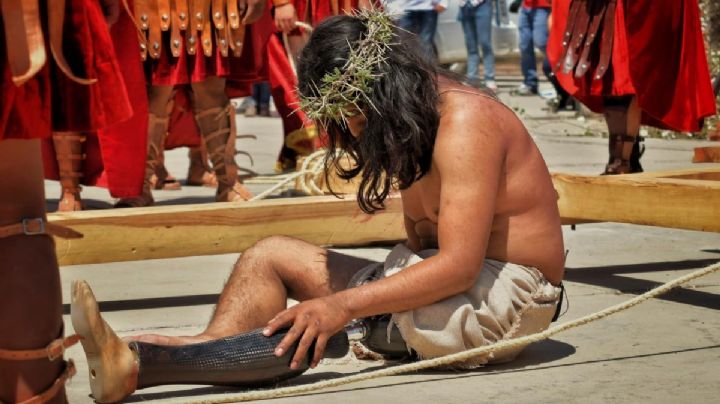 Oaxaca: Joven se viraliza por interpretar a Jesús con prótesis de pierna en Nochixtlán | FOTOS