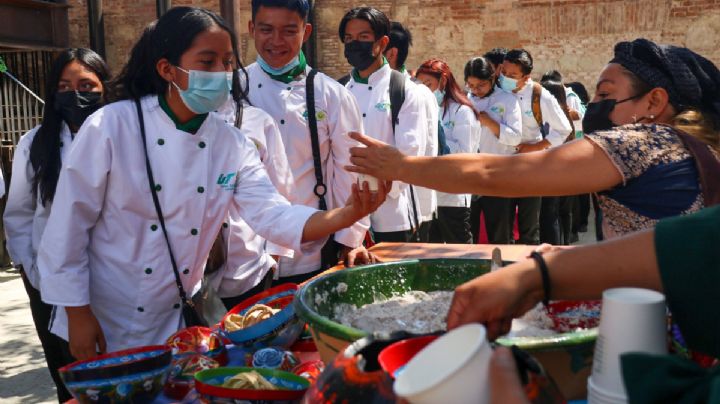 OAXACA | Maestra provoca intoxicación a alumna tras obligarlo a comer alimentos en mal estado