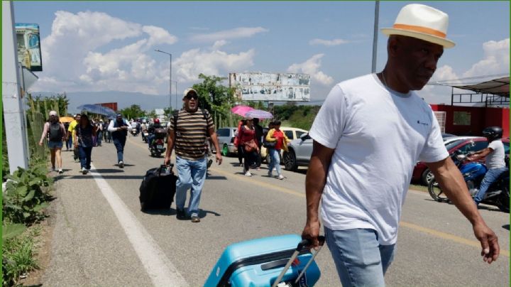 El Aeropuerto de Oaxaca SUSPENDE VUELOS y estará cerrado hasta nuevo aviso por BLOQUEO de la CNTE