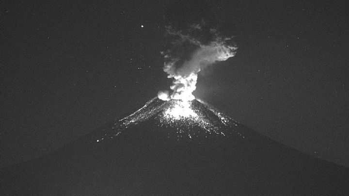 ¿Es un OVNI? Objeto vuela sobre el Popocatépetl justo en el momento que hace explosión | VIDEO