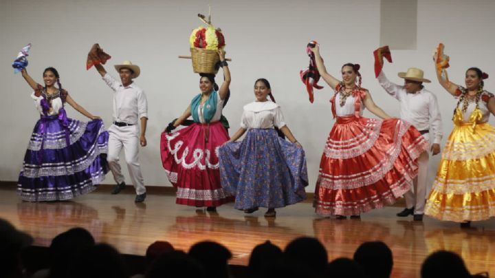 La alegría de OAXACA llega a la capital con una mini Guelaguetza en Segob