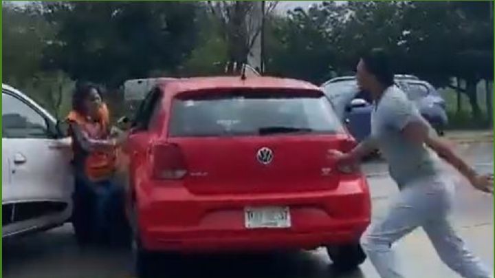 Captan en VIDEO a cafre que intenta darse a la fuga y termina pateado en el piso