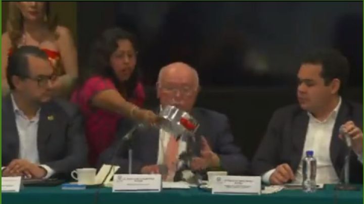 Diputada arroja ratones al auditor de la federación y pide destapar la corrupción en Oaxaca