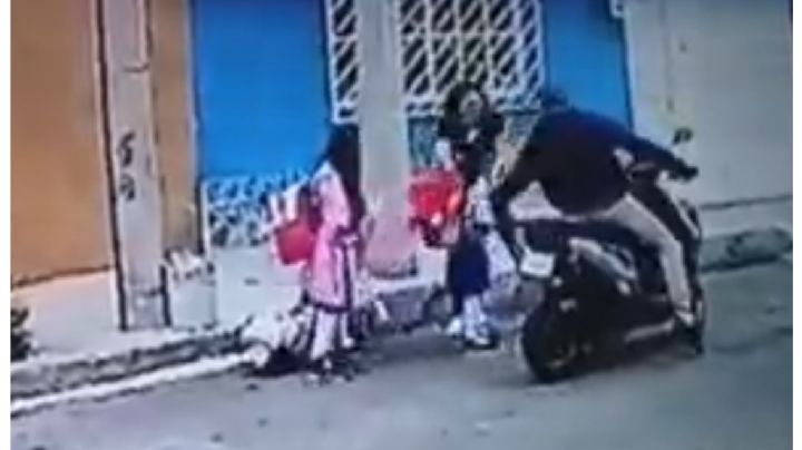 VIDEO | Motociclista intenta secuestrar a niña en calles de Ecatepec; mujer logra impedirlo