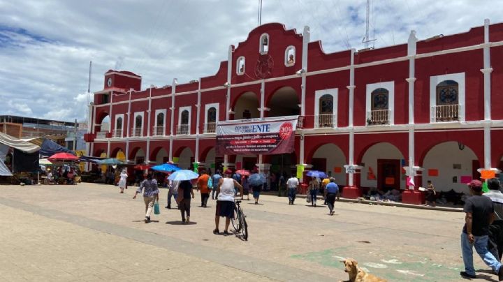 OAXACA | Arrojan basura en casa de alcalde de Zaachila ante la falta de solución a la problemática