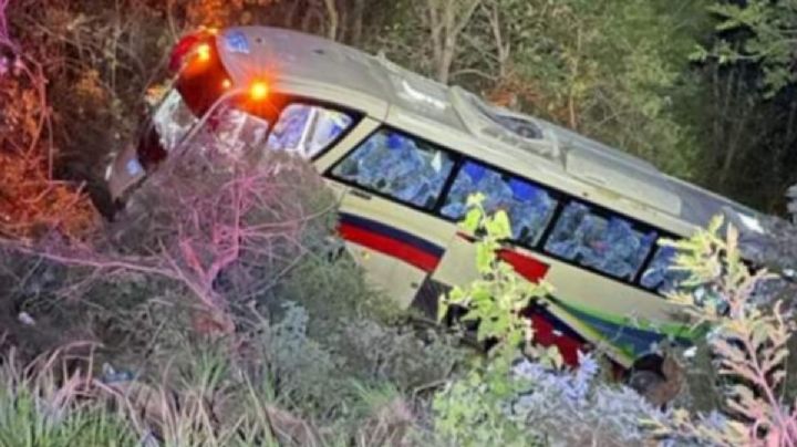 Vuelca autobús de pasajeros en carretera Oaxaca-Istmo; reportan una persona fallecida