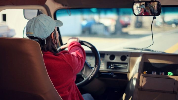 Mujer "armada" solo con su auto enfrenta a asaltantes en Guadalajara que le robaron 160 mil pesos