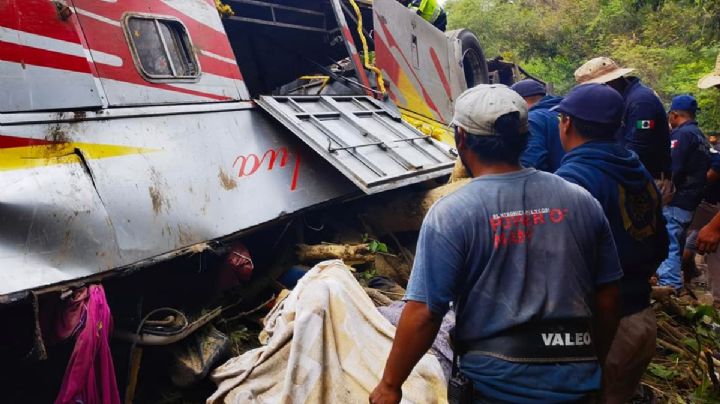 Niño fue rescatado con vida entre los fierros tras mortal accidente de autobús en Tlaxiaco, Oaxaca