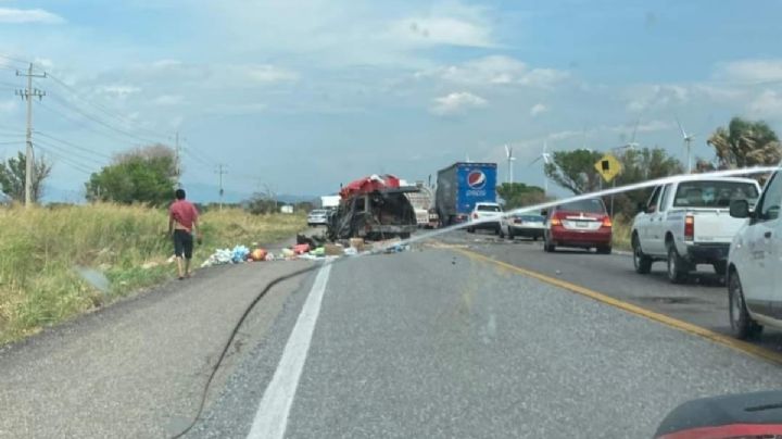 OAXACA | Pipa de gas embiste a camioneta de comerciantes en el Istmo de Tehuantepec; hay muertos