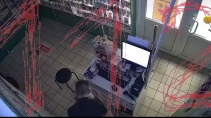 VIDEO muestra a ladrón que muere desangrado al intentar robar una farmacia