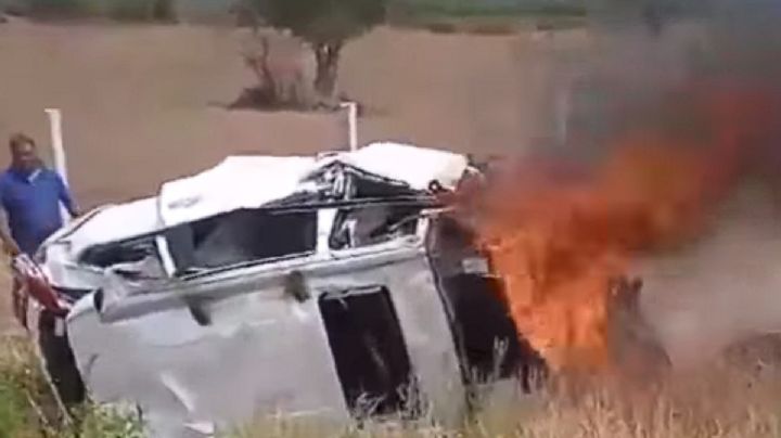 Video muestra gritos de personas atrapadas en auto incendiado tras accidente en Mixtequilla, Oaxaca