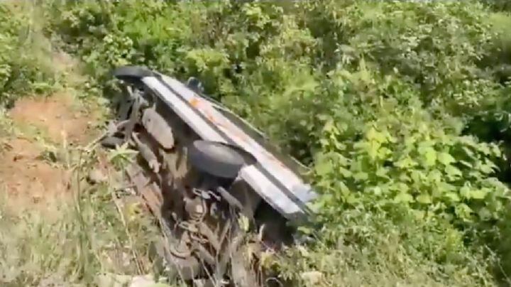 Accidente en Oaxaca | Camioneta de 'Líneas Unidas' cae a un barranco en la carretera Puerto Ángel