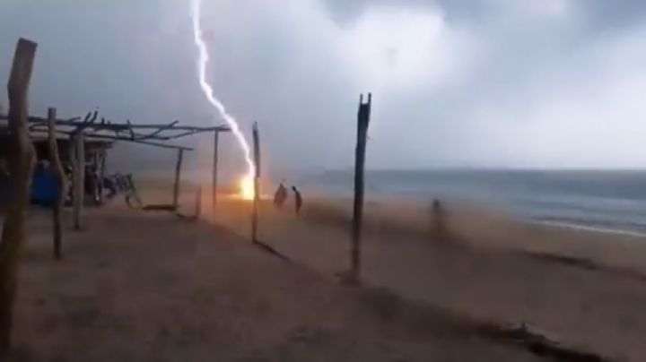 Dos personas mueren fulminadas por un rayo en Playa Maruata VIDEO