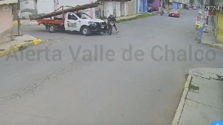 Motociclista hiere a chófer que lo arrolló mientras huia de la policía en Chalco | VIDEO