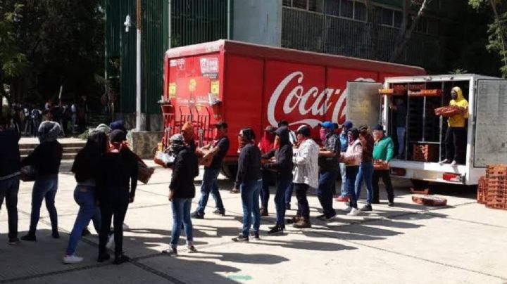 Normalistas generan desmanes en Oaxaca y “secuestran” de 4 trabajadores de Coca-Cola