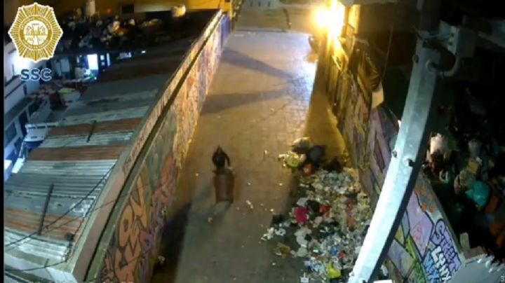 Captan en VIDEO el momento en que abandonaron un cuerpo dentro de un bote de basura en CDMX