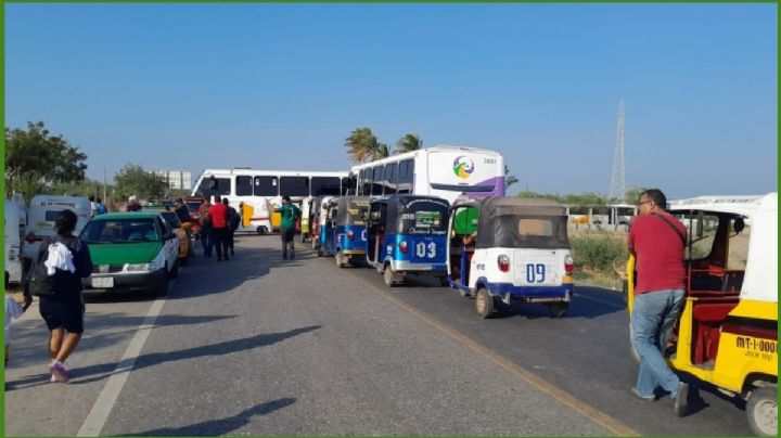 BLOQUEO en el Istmo: familiares de choferes que llevaron migrantes exigen su liberación