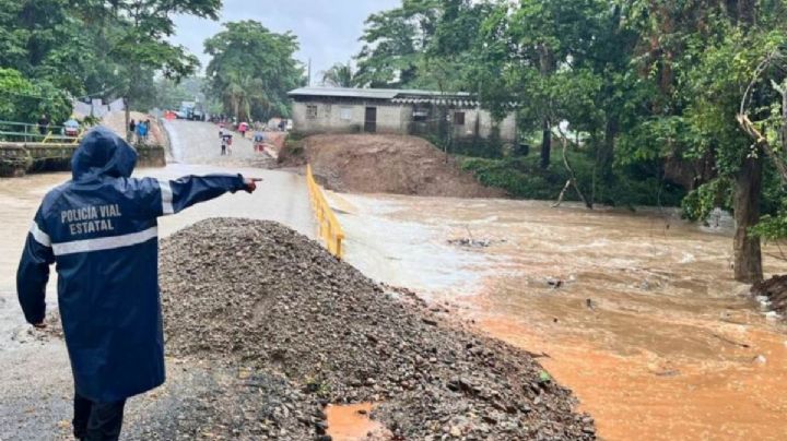 VIDEO | Lluvias por NADINE desgajan un cerro e incomunican varios poblados en el Istmo de Tehuantepec