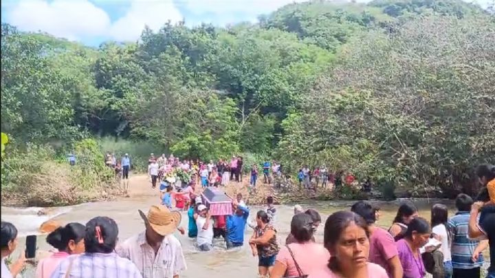 El camino al inframundo: Pobladores de OAXACA cruzan río cargando ataúd ante falta de puente