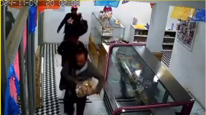 VIDEO | Tres sujetos asaltan una pastelería en Santa Rosa, llevándose dinero y ¡Panes!