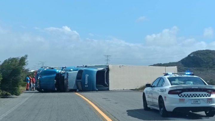 Poderosos vientos en el Istmo de Tehuantepec voltean tráiler; restringen circulación de vehículos