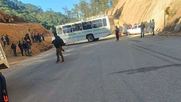 Vacaciones inician con bloqueo en la autopista Oaxaca-Puerto Escondido hoy 18 de diciembre