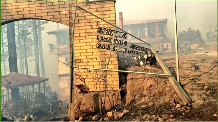 FOTOS | Incendio forestal en Oaxaca consume vehículos y casas; ciudadanos se unen para combatirlo