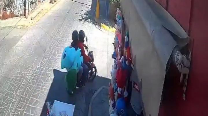 Durante San Valentín roban peluche gigante de Pokémon en OAXACA | VIDEO