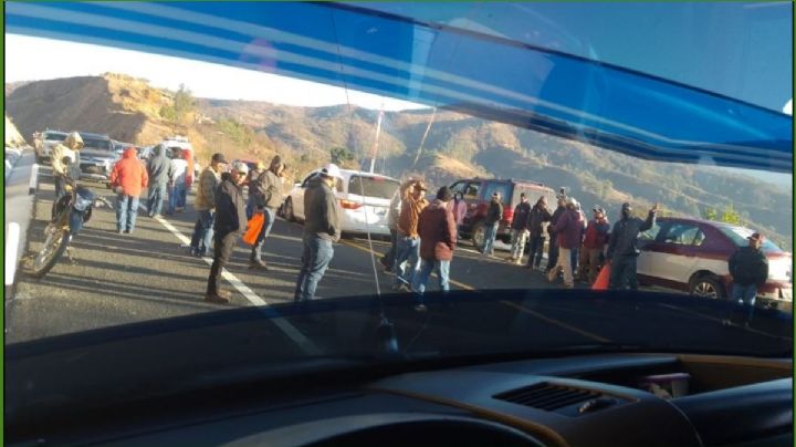 Transportistas amagan con BLOQUEOS en autopista Oaxaca-Puerto Escondido hoy 11 de marzo