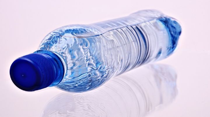 ¿Cómo ahorrar hasta 450 litros de agua con una botella de plástico?