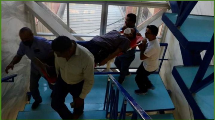 Por falta de elevadores en Hospital Civil de OAXACA, pacientes son cargados por las escaleras